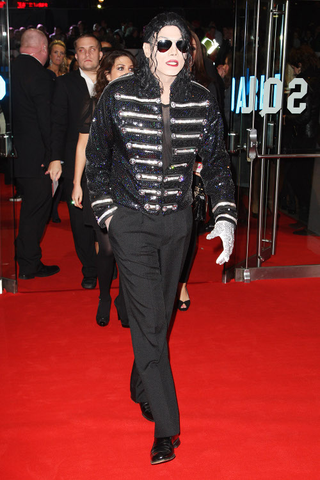 Illustration for article titled This Is It! Michael Jackson Movie Mania Goes Global